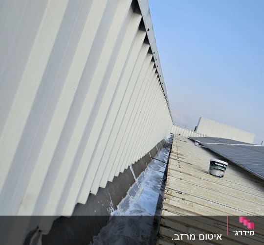 גג עם חומרי איטום ומיכל צבע